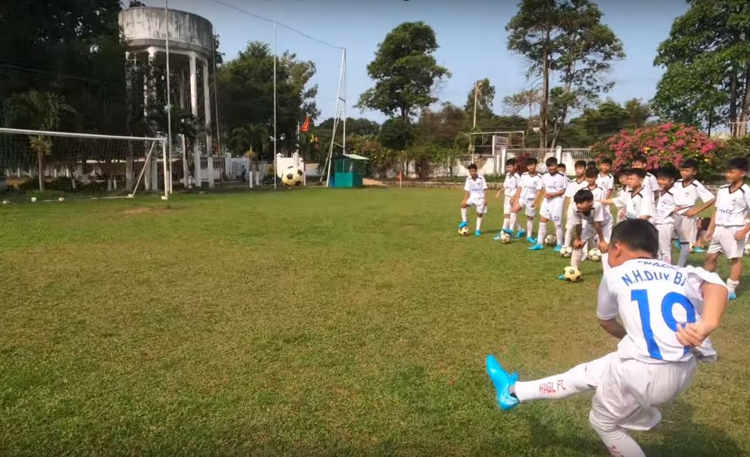 VIDEO: Thử thách đàn em Công Phượng sút xà ngang và cái kết không tưởng