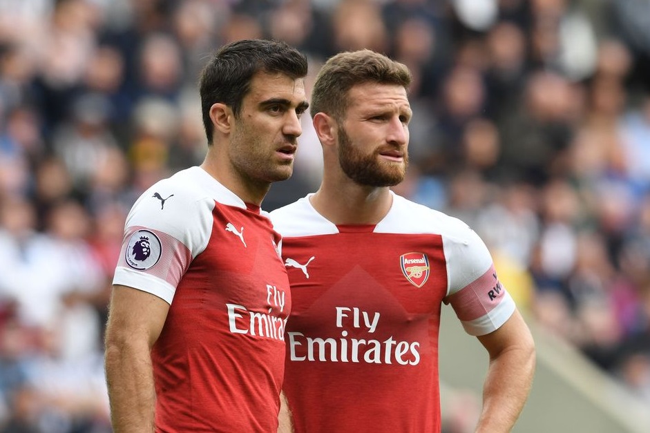 Arsenal sắp bán hậu vệ giỏi hơn Maguire
