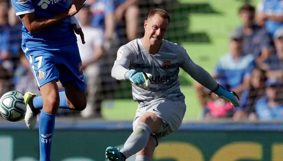 Xavi 'nhập', thủ môn Ter Stegen tạo ra bàn thắng đơn giản nhất của Barca