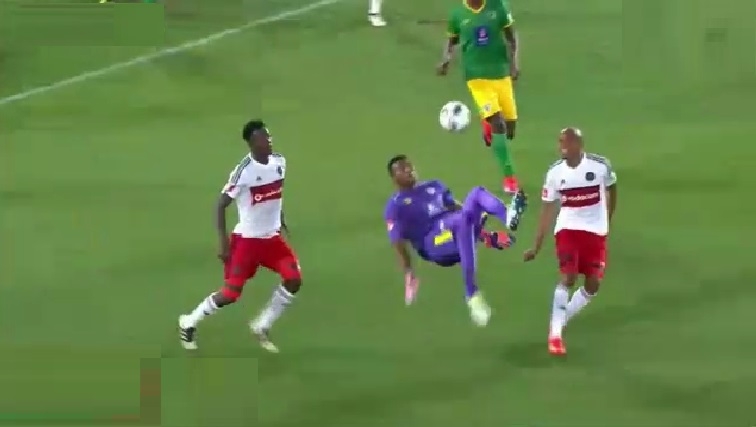 VIDEO: Thủ môn lập siêu phẩm 'ngả bàn đèn' cứu cả đội phút 96