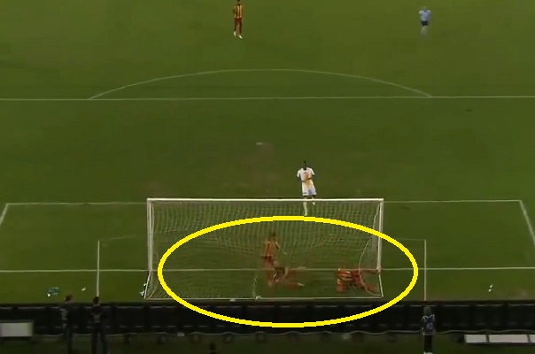 HÀI HƯỚC: Cú sút khiến 3 hậu vệ lăn vào lưới