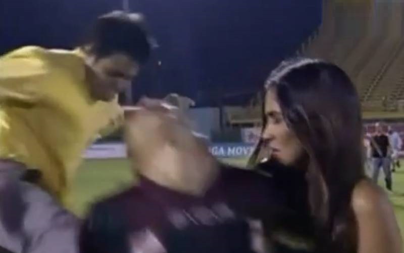 VIDEO: Tiền đạo bị đạp sấp mặt khi đang trả lời nữ MC xinh đẹp