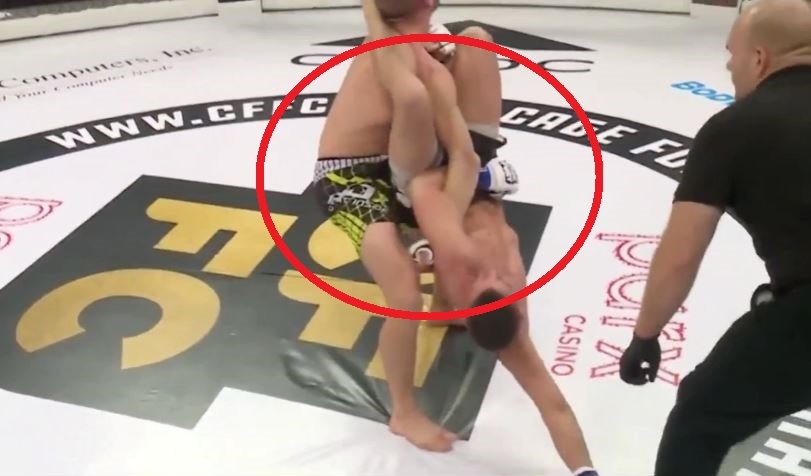 VIDEO: Võ sĩ dùng cánh tay bị gãy nhấc bổng đối thủ