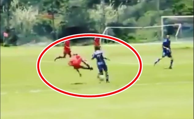 VIDEO: Cầu thủ song phi 'truy cùng diệt tận' đối phương