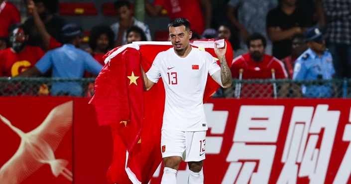 Báo Anh đưa tin Trung Quốc có 'đợt triệu tập lịch sử' với cựu sao Arsenal