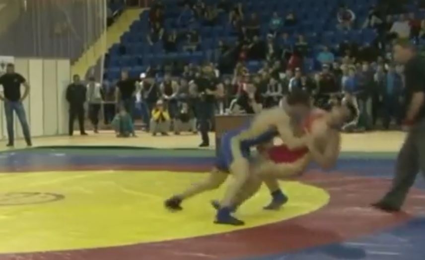 Đô vật Nga đối diện với họng súng chỉ vì quật ngã con nhà giàu