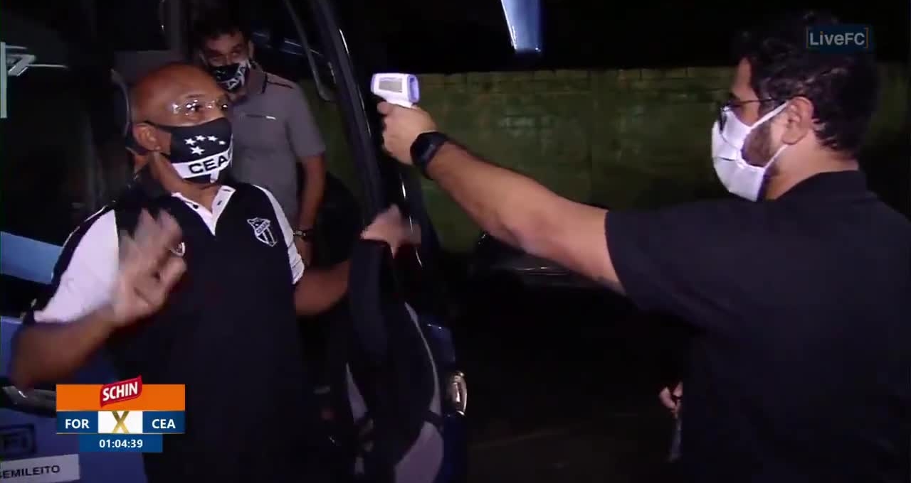 VIDEO: HLV 'tấu hài' vì tưởng máy đo thân nhiệt là súng