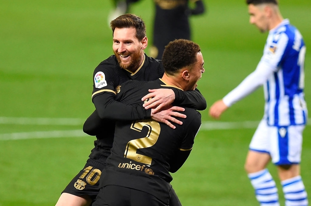 Barca 'đánh tennis' với đối thủ trên sân khách