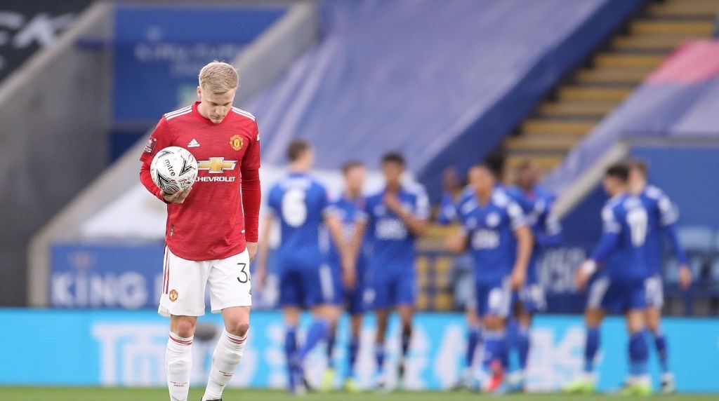 MU 'hy sinh' Van de Beek để có hậu vệ Dortmund