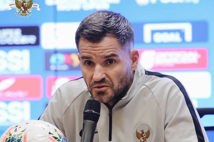 HLV Simon McMenemy chuẩn bị từ chức HLV trưởng Indonesia