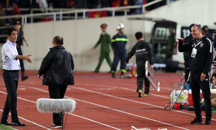 Video: Cận cảnh tình huống chế giễu HLV Park Hang Seo của trợ lý HLV Thái Lan