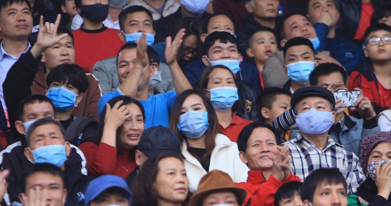 Công Phượng được vợ 'tiếp lửa' trên khán đài