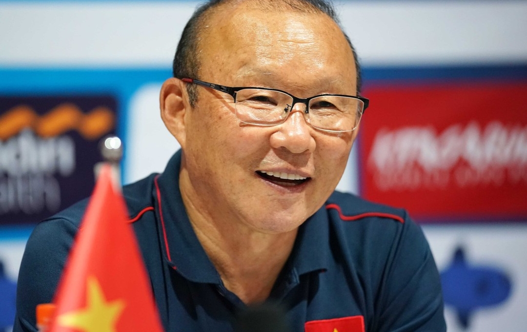 HLV châu Âu: 'Bóng đá VN quá tham lam với ông Park'