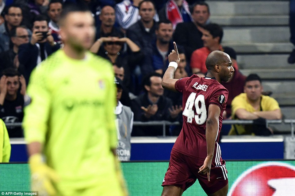 Trận tứ kết Europa League bị hoãn 45 phút vì lý do cực sốc
