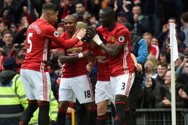 HLV Mourinho san bằng kỷ lục 6 năm của Sir Alex Ferguson