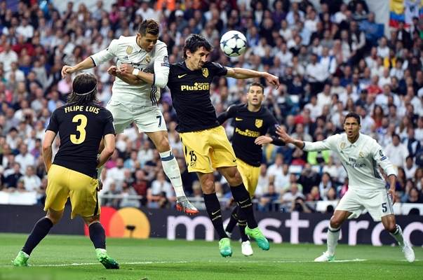 Ronaldo và trọng tài nói gì về bàn thắng đầu tiên của Real?