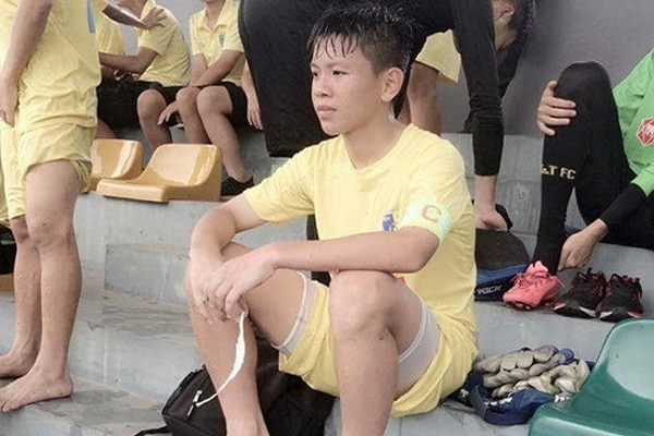 Lại nóng vụ cắt gân chân, Messi rủ 4 trụ cột vòi tiền Barca