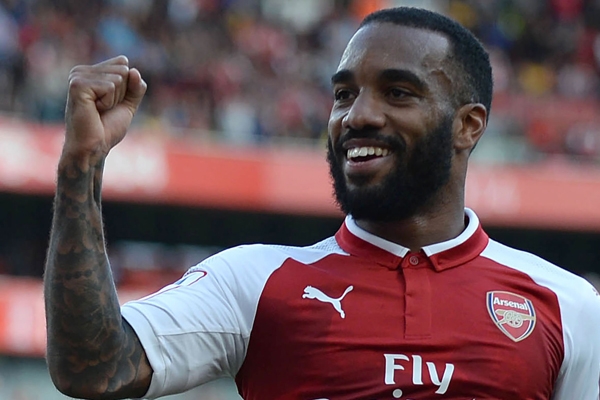 Lacazette lập hàng loạt kỷ lục khủng ngày ra mắt NHA