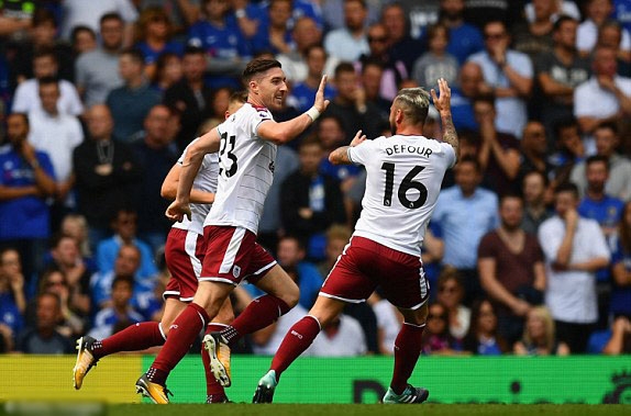 Burnley tạo địa chấn tại Stamford Bridge ngày khai màn NHA