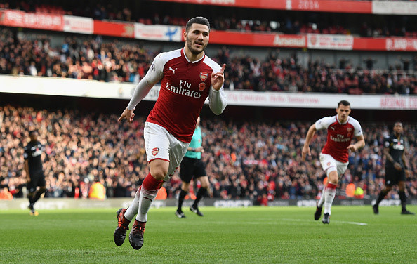 Hậu vệ hóa người hùng, Arsenal ngược dòng trước Swansea