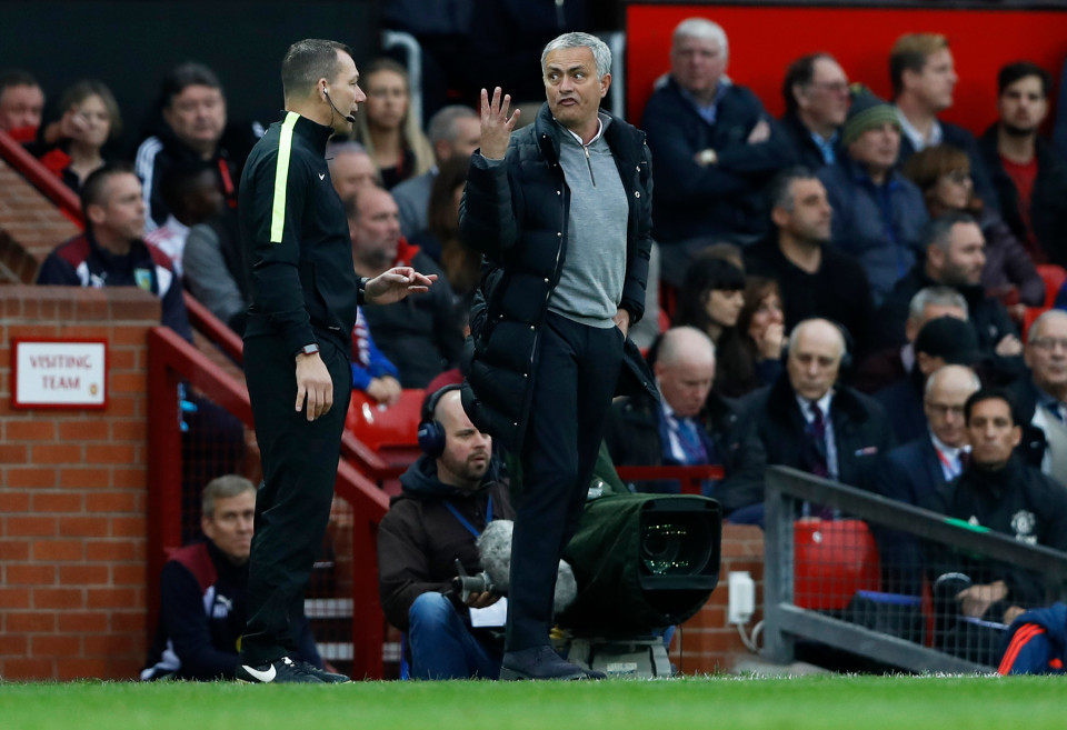 Thêm một trọng tài bỏ việc vì Mourinho