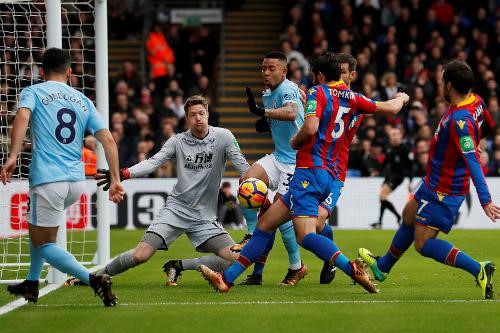Thủ môn và hậu vệ Man City tái hiện sai lầm của Minh Long