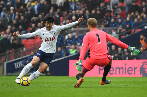 Son Heung-min tỏa sáng, Tottenham đả bại Huddersfield