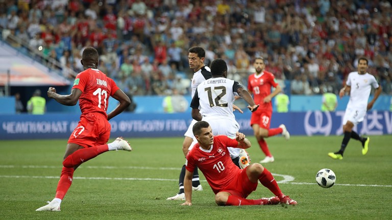 Hòa Costa Rica, Thụy Sĩ lọt vào vòng 1/8