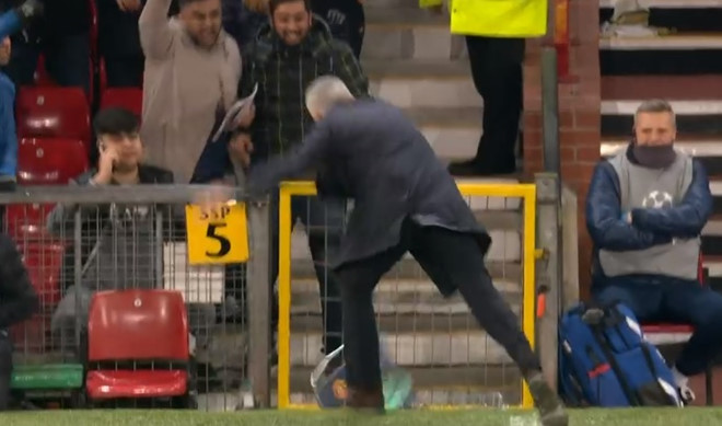 Mourinho đập phá khi Fellaini ghi bàn giúp MU đi tiếp