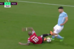 VIDEO: 2 lần MU thoát pen đầy tranh cãi trước Man City