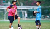 VIDEO: 'Thầy của Bùi Tiến Dũng' cân cả sân phủi