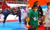 VIDEO: Võ sĩ Singapore bị đánh đến mức nằm cáng rời sân nhưng vẫn nhận HCV