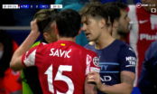 VIDEO: Grealish choảng nhau với Savic, Vrsaljko phun mưa vào đối thủ