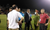 Trọng tài V-League mắc sai lầm, cần cảnh sát hộ tống rời sân