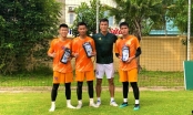 Thủ môn Đinh Xuân Việt có hành động ý nghĩa với các cầu thủ trẻ Nam Định