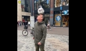 Màn 'nhảy múa với trái bóng' của Ralf Rangnick phiên bản đường phố