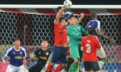 VIDEO: Cầu thủ Malaysia qua mặt trọng tài, tái hiện 'bàn tay của chúa' của Maradona