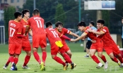 VIDEO: Thầy trò HLV Park lăn bò cười với trò mèo vờn chuột