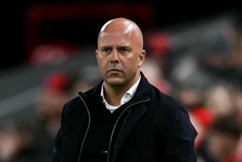 Arne Slot nên ở lại hay ra đi?