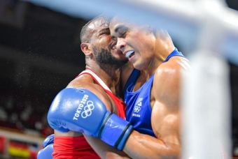 Võ sĩ tái hiện pha cắn tai đối thủ của Mike Tyson ở Olympic 2021