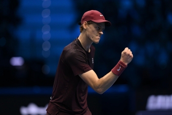 Sinner thắng dễ Zverev, là người đầu tiên làm 'chuyện ấy' ở ATP Finals 2025