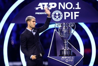 Kết thúc năm với ngôi số 1, Alcaraz nhận lời khen của nhân vật đặc biệt