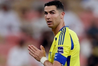 Gia hạn với Al-Nassr, Ronaldo bị chê bai hết thời