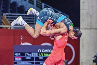 Đô vật tung đòn cực ảo đánh gục đối thủ, gây chấn động Olympic 2021