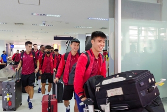 HLV Kim Sang Sik cho ĐT Việt Nam nghỉ ngơi ngay sau khi tới Lào