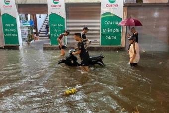 Trận mưa 'giải nhiệt' Hà Nội gây ngập diện rộng, chuyên gia khuyến cáo cảnh giác mưa lớn vào chiều tối