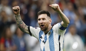 Cầu thủ bị Messi 'hành hạ' được 3 ông lớn châu Âu tranh giành