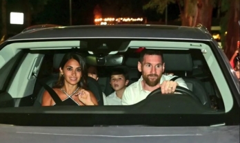 Messi bị NHM Argentina bao vây, bất lực trong 5 phút