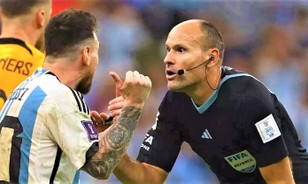 Trọng tài khiến Messi nổi giận ra quyết định bất ngờ về tương lai