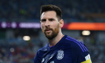 Bị 'đàn em' Ronaldo triệt hạ, Messi phản ứng khiến tất cả ngỡ ngàng